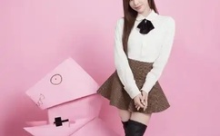 几男含着她两个硕大的乳